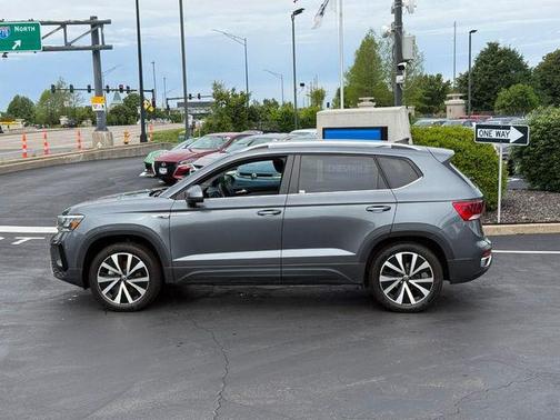 Pyrite Silver Metallic 2022 Volkswagen Taos 1.5T SE