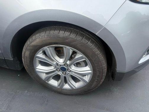Silver Metallic 2021 Ford Edge Titanium