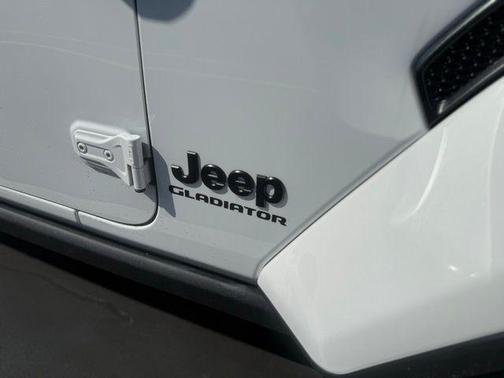 Bright White Clearcoat 2022 Jeep Gladiator Willys 4x4