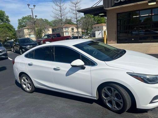 Summit White 2018 Chevrolet Cruze Premier