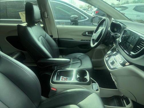 Bright White Clearcoat 2024 Chrysler Pacifica Touring L