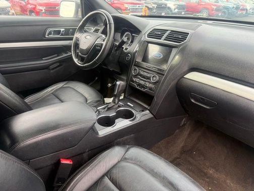 Oxford White 2017 Ford Explorer XLT