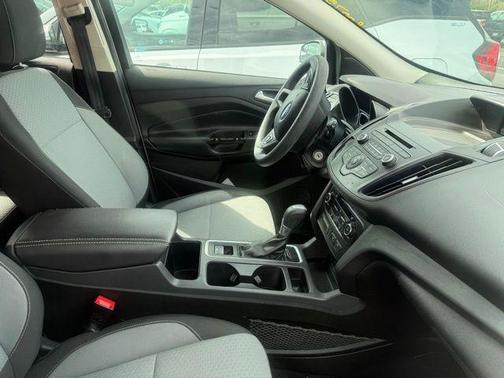 Oxford White 2017 Ford Escape SE