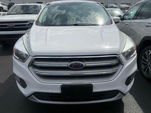 Oxford White 2017 Ford Escape SE