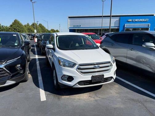 Oxford White 2017 Ford Escape SE