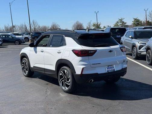 Iridescent Pearl Tricoat 2026 Chevrolet Trailblazer RS