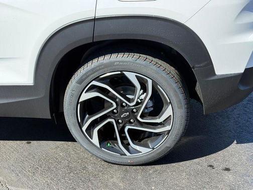 Iridescent Pearl Tricoat 2026 Chevrolet Trailblazer RS