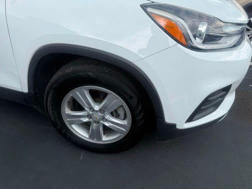 Summit White 2018 Chevrolet Trax LT