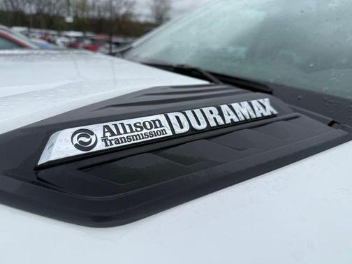 Summit White 2025 Chevrolet Silverado 2500 Custom