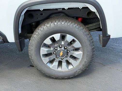 Summit White 2026 Chevrolet Silverado 2500 Custom