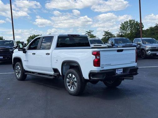 Summit White 2026 Chevrolet Silverado 2500 Custom