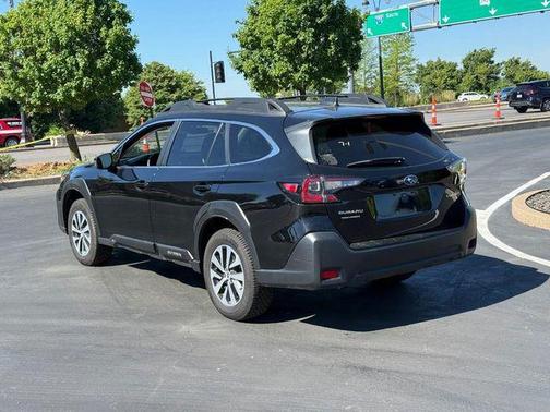 Crystal Black Silica 2024 Subaru Outback Premium