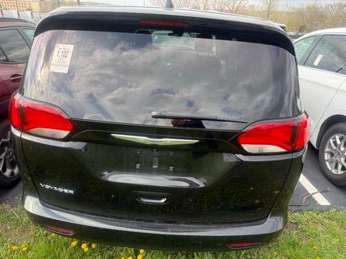 Brilliant Black Crystal Pearlcoat 2023 Chrysler Voyager LX