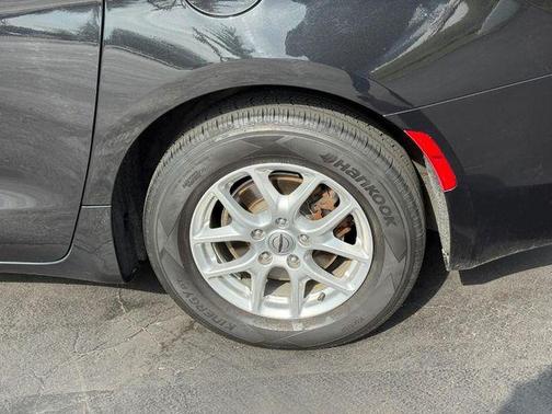 Brilliant Black Crystal Pearlcoat 2023 Chrysler Voyager LX