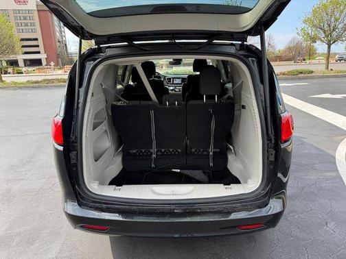 Brilliant Black Crystal Pearlcoat 2023 Chrysler Voyager LX