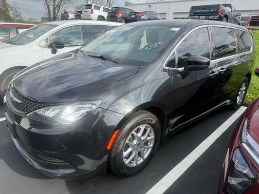 Brilliant Black Crystal Pearlcoat 2023 Chrysler Voyager LX