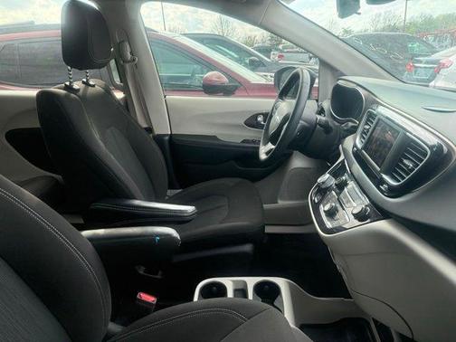 Brilliant Black Crystal Pearlcoat 2023 Chrysler Voyager LX