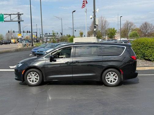 Brilliant Black Crystal Pearlcoat 2023 Chrysler Voyager LX