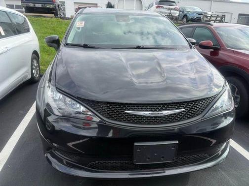 Brilliant Black Crystal Pearlcoat 2023 Chrysler Voyager LX