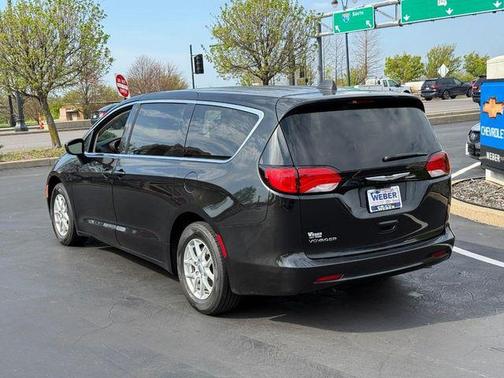 Brilliant Black Crystal Pearlcoat 2023 Chrysler Voyager LX