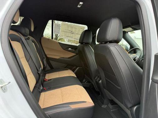 Polar White Tricoat 2026 Chevrolet Equinox AWD ACTIV