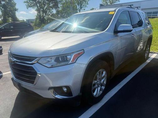 Silver Ice Metallic 2018 Chevrolet Traverse LT Cloth