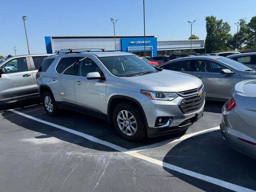 Silver Ice Metallic 2018 Chevrolet Traverse LT Cloth