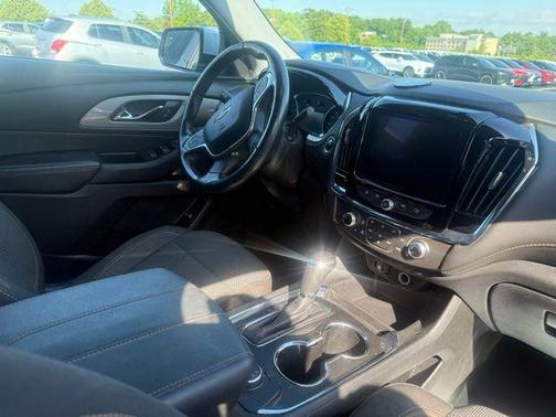 Silver Ice Metallic 2018 Chevrolet Traverse LT Cloth