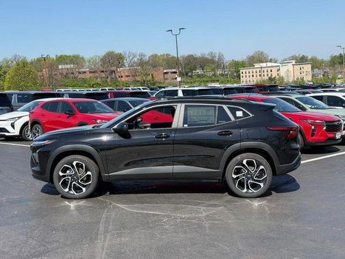 Mosaic Black Metallic 2026 Chevrolet Trax FWD 2RS