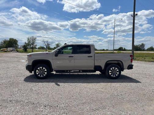 White Sands 2026 Chevrolet Silverado 2500 Custom