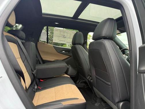 Polar White Tricoat 2026 Chevrolet Equinox FWD ACTIV