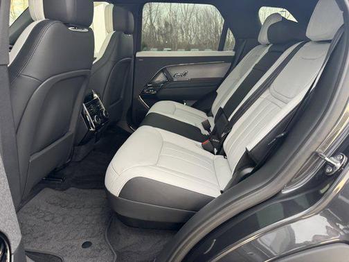 2026 Land Rover Range Rover Sport SE