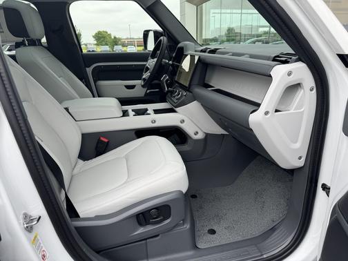 Fuji White 2026 Land Rover Defender P400 X-Dynamic SE