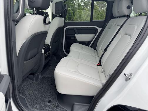 Fuji White 2026 Land Rover Defender P400 X-Dynamic SE