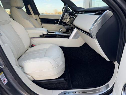 2025 Land Rover Range Rover P550e SE