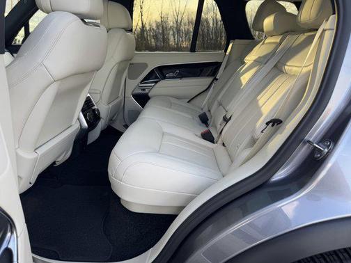 2025 Land Rover Range Rover P550e SE
