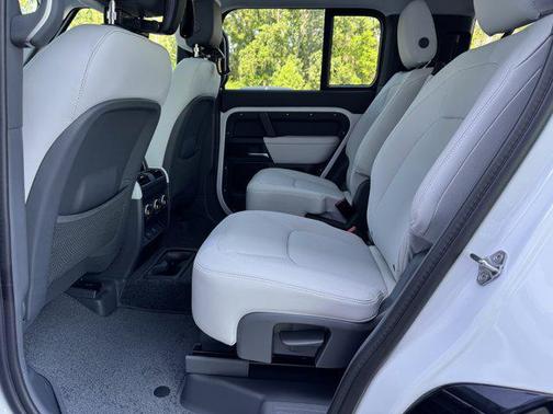 2025 Land Rover Defender 130 P400 X-Dynamic SE