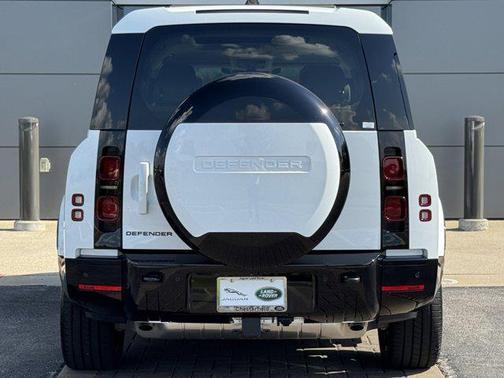 2025 Land Rover Defender 130 P400 X-Dynamic SE