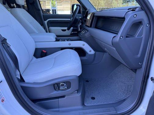 2025 Land Rover Defender 130 P400 X-Dynamic SE