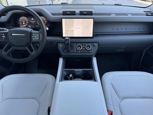 2025 Land Rover Defender 130 P400 X-Dynamic SE