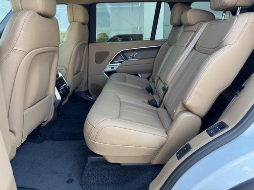 2025 Land Rover Range Rover P400 SE 7 Seat