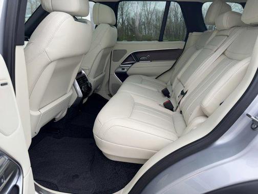 2025 Land Rover Range Rover P550e SE