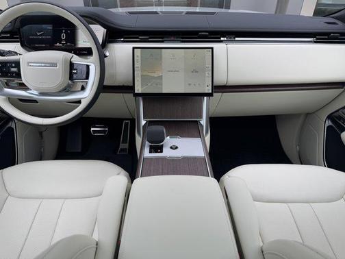 2025 Land Rover Range Rover P550e SE