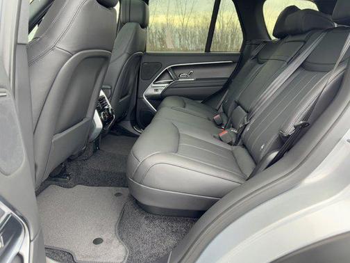 2025 Land Rover Range Rover P550e SE