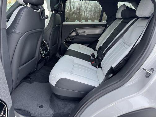 2026 Land Rover Range Rover Sport SE