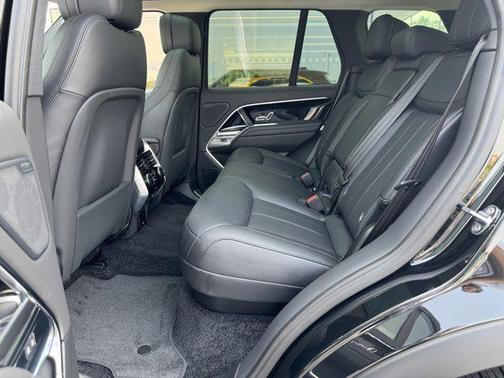 2025 Land Rover Range Rover P400 SE