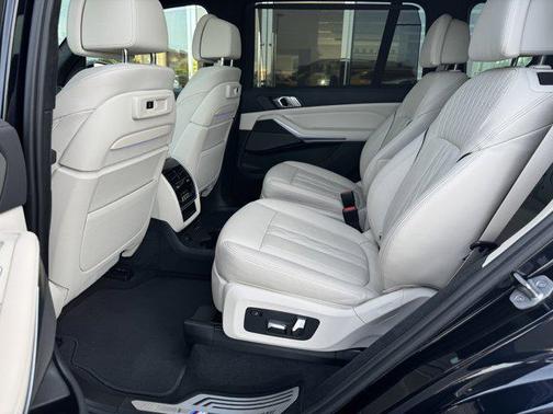 2022 BMW X7 M50i
