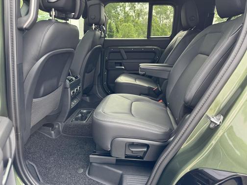 Woolstone Green Metallic 2026 Land Rover Defender P400 X-Dynamic SE