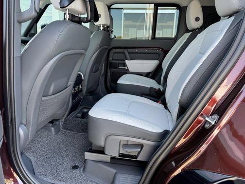 2025 Land Rover Defender 130 P400 X-Dynamic SE