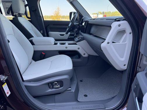 2025 Land Rover Defender 130 P400 X-Dynamic SE